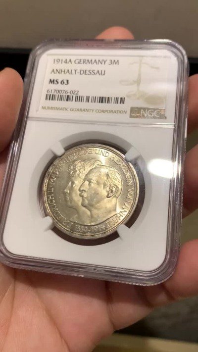 《竞宝斋》第172场-周日，周一2场 (全场包邮) NGC-MS63  德国 安哈特德绍 1914年 25周年 银婚纪念3马克银币 光好 淡彩包浆漂亮