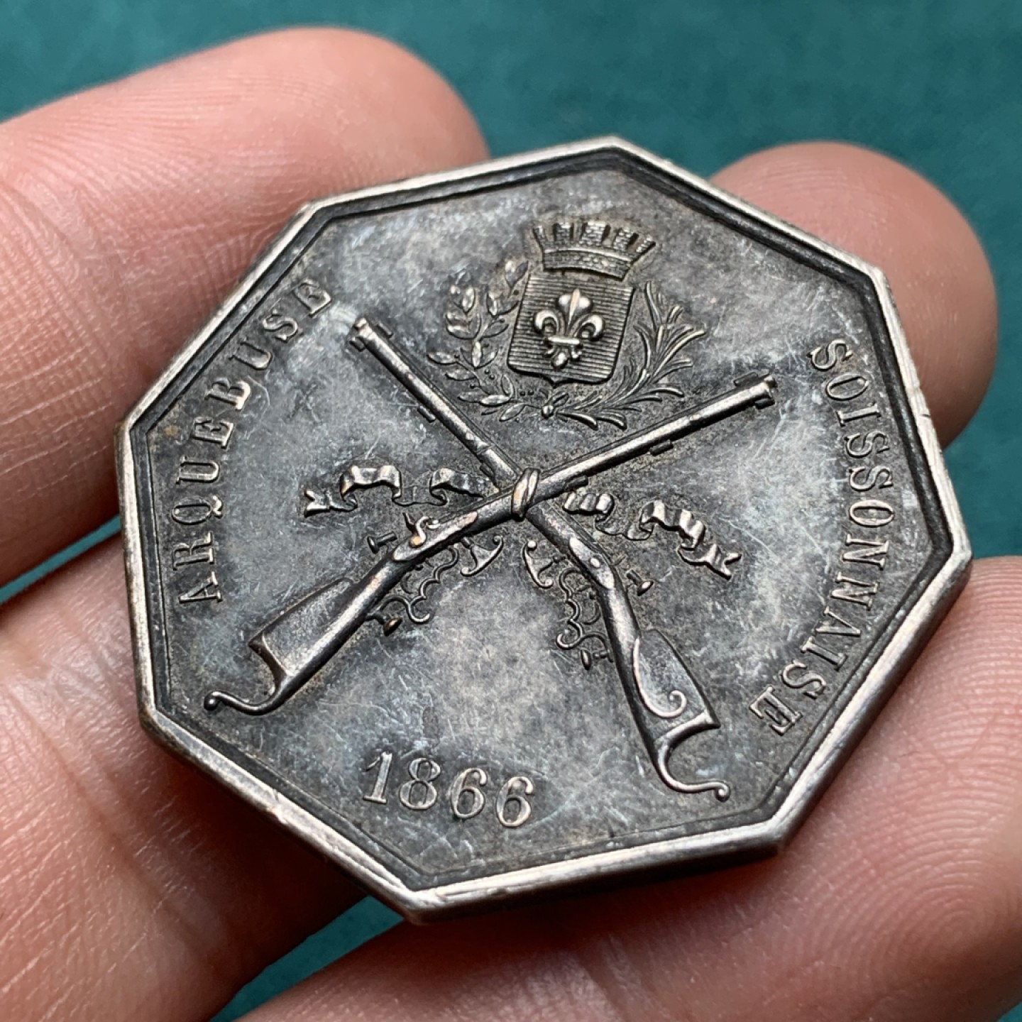 《竞宝斋》第172场-周日，周一2场 (全场包邮) 法国1866年射击节八角代用镀银铜代币，稀见 对边直径33.5mm，重量14.94g