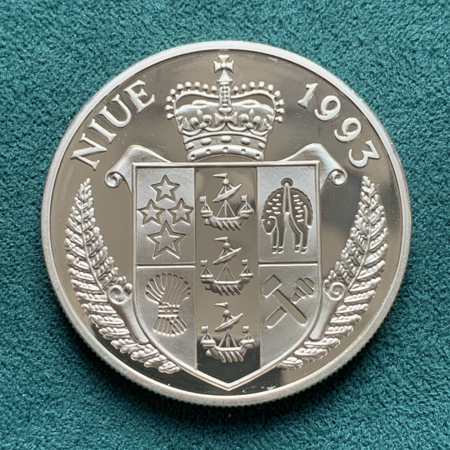 《竞宝斋》第172场-周日，周一2场 (全场包邮) 纽埃1993年保护地球呵护树苗20元精制银币，外网现代币近期热门小品种