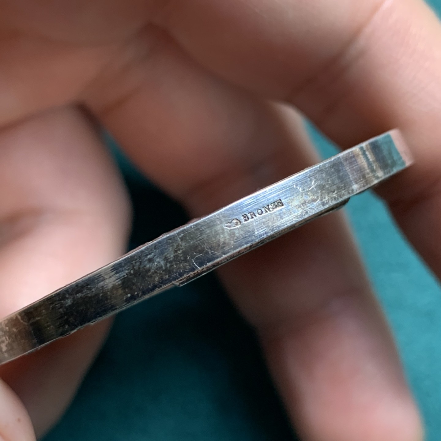 《竞宝斋》第172场-周日，周一2场 (全场包邮) 1945年 法国天使斩杀恶魔镀银大铜章，背面是自由十字架，五彩包浆，带原盒非常稀少 69.5克 50mm