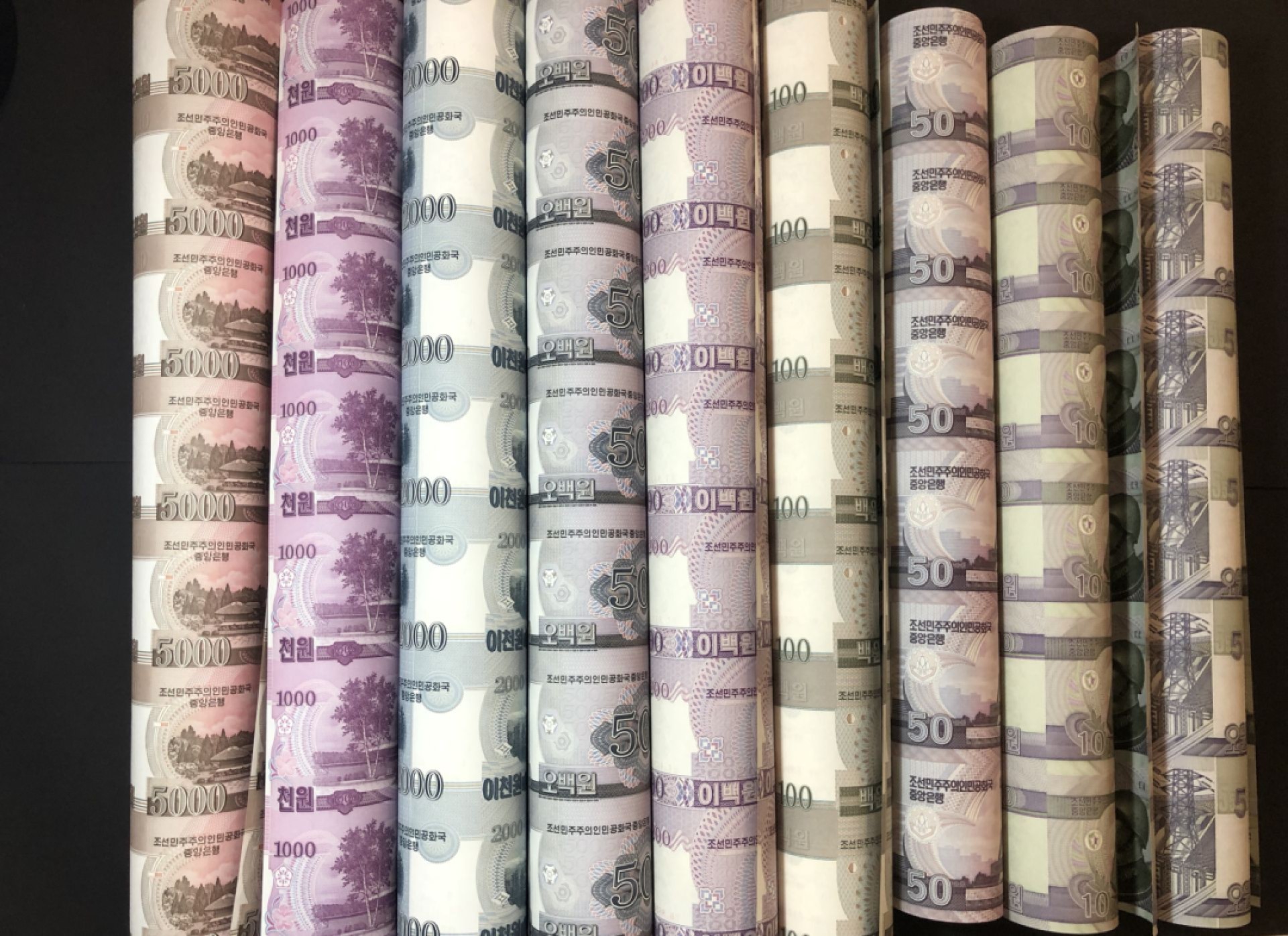 草稿银行第五期国内外钞票拍卖 金日成诞辰100周年纪念连体钞 一套带原筒！ 【内含 2002年5圆(24连)、2002年10圆(24连)、2002年50圆(24连)、2008年100圆(28连)、2008年200圆(28连)、2008年500圆(28连)、2008年1000圆(28连)、2008年2000圆(28连)、2008年5000圆(28连)】未流通品相，边角部分有碰到！敬请预览。