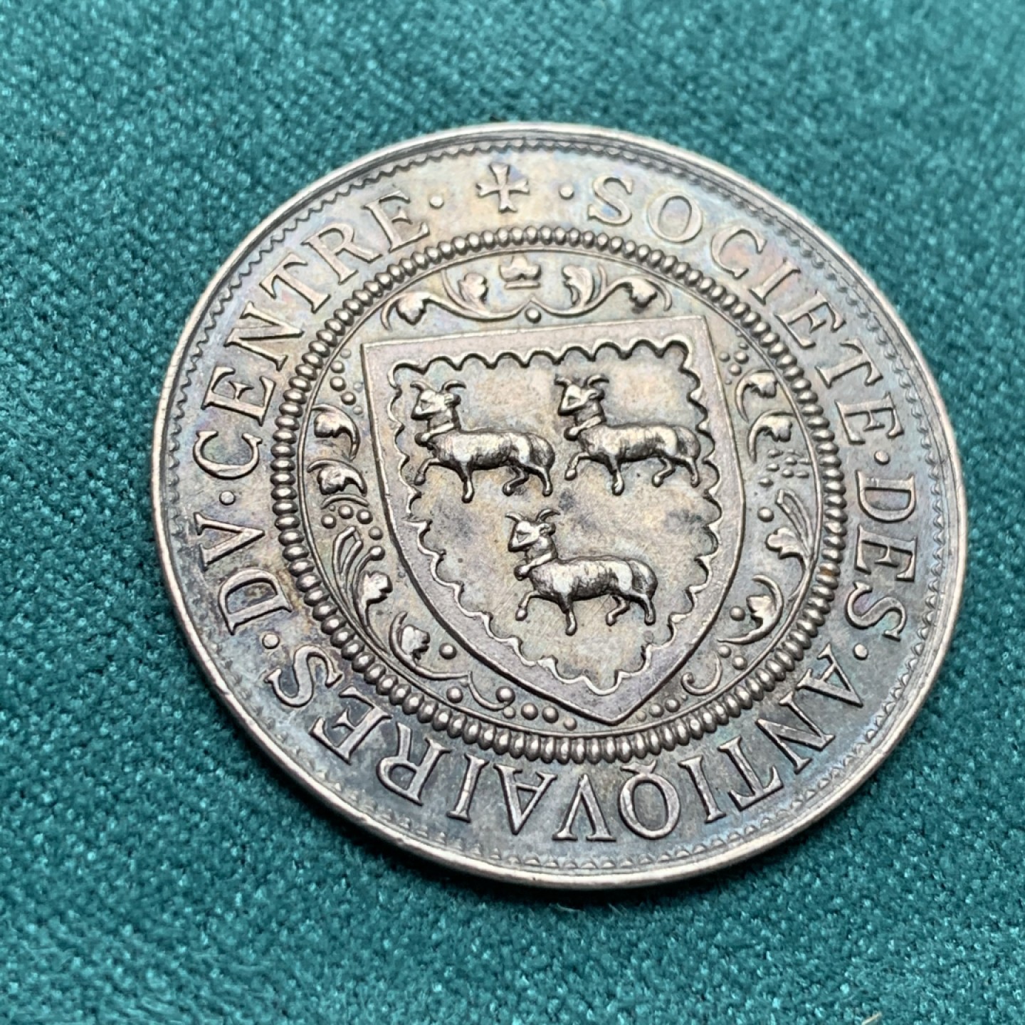 《竞宝斋》第172场-周日，周一2场 (全场包邮) 法国1867年 巴黎考古协会 圆形JETON 银制代用币 黑包浆 细节好