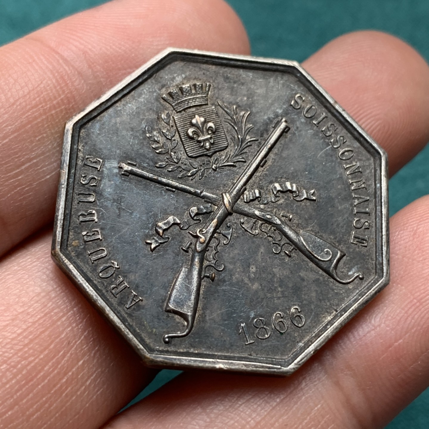 《竞宝斋》第172场-周日，周一2场 (全场包邮) 法国1866年射击节八角代用镀银铜代币，稀见 对边直径33.5mm，重量14.94g