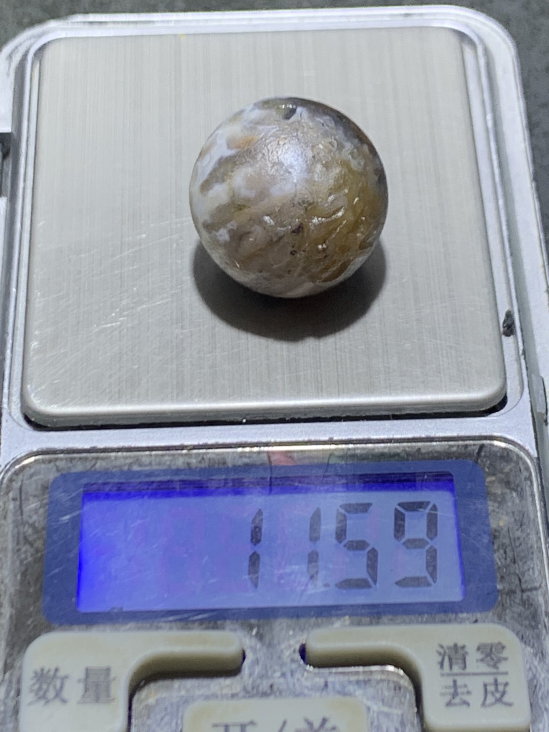 精美原皮风化纹战国红玛瑙亚光雕刻缘字随形2.0珠一颗！