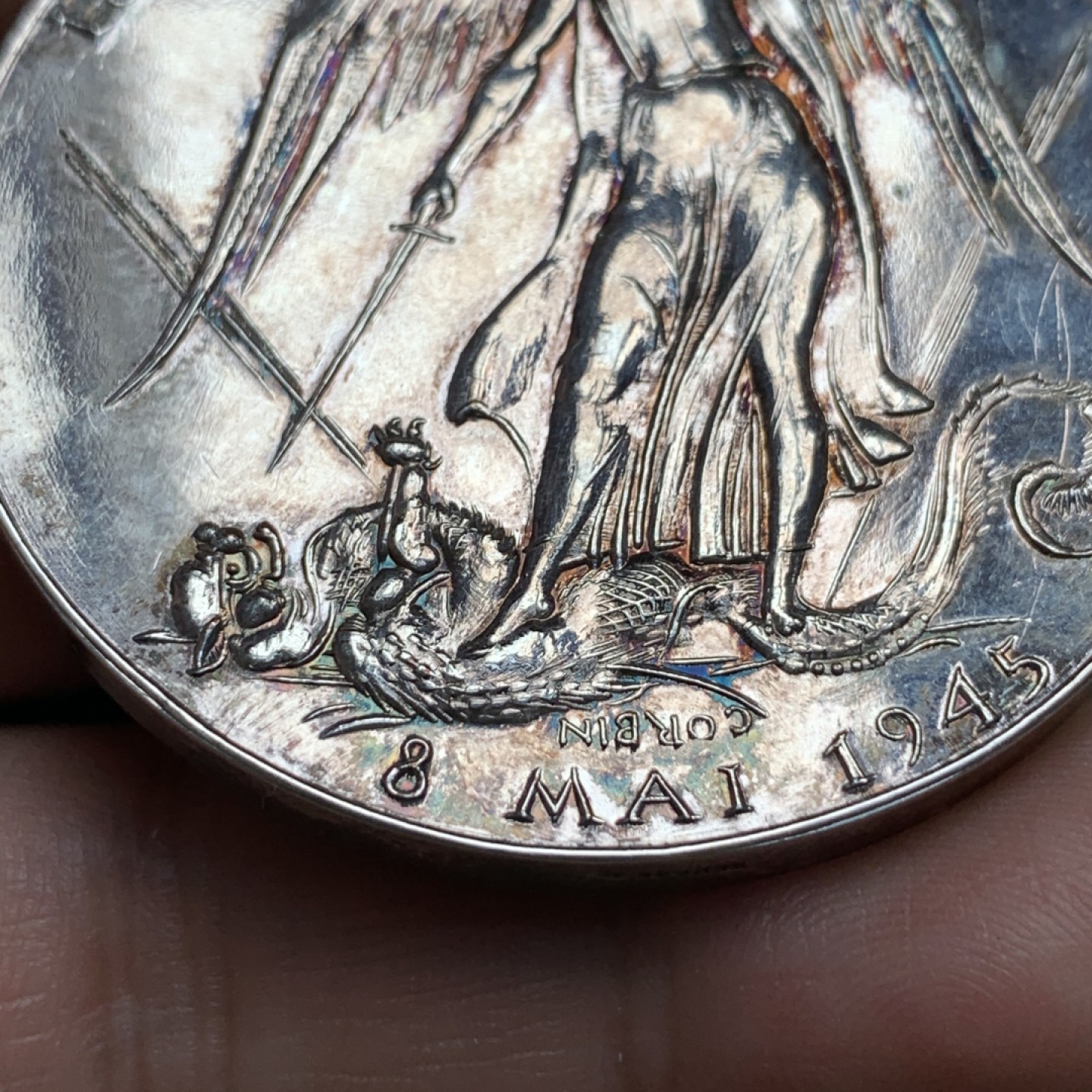 《竞宝斋》第172场-周日，周一2场 (全场包邮) 1945年 法国天使斩杀恶魔镀银大铜章，背面是自由十字架，五彩包浆，带原盒非常稀少 69.5克 50mm