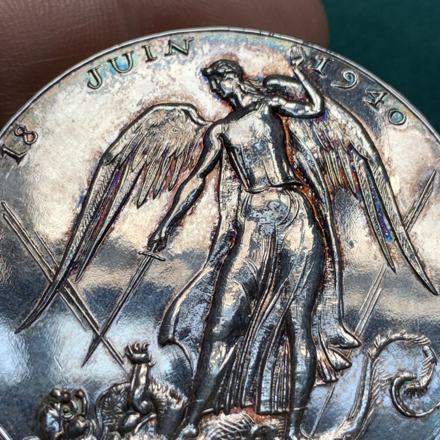 《竞宝斋》第172场-周日，周一2场 (全场包邮) 1945年 法国天使斩杀恶魔镀银大铜章，背面是自由十字架，五彩包浆，带原盒非常稀少 69.5克 50mm