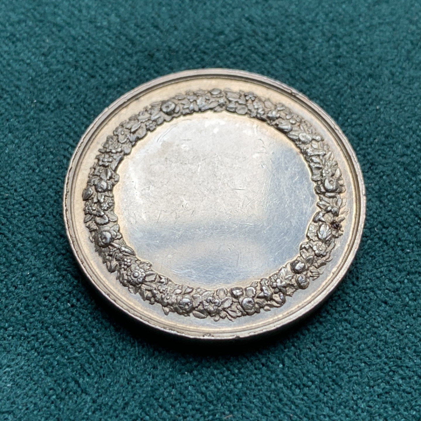 《竞宝斋》第172场-周日，周一2场 (全场包邮) 法国结婚纪念银章 直径：28mm 重量：10.2g  边铭：蜜蜂加银标