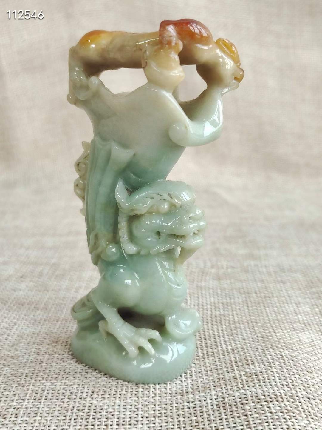 清 翡翠俏色瑞兽爵杯摆件 规格：高10厘米，长5厘米，厚3.5厘米，重140.4克。 此件器物选料上成，雕工精湛，品相完美。