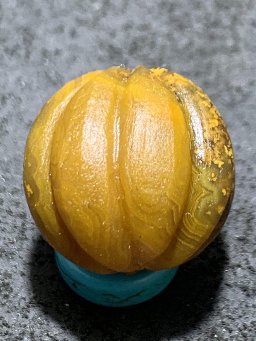 精美亚光草花纹战国红玛瑙手工雕刻瓜珠一颗！