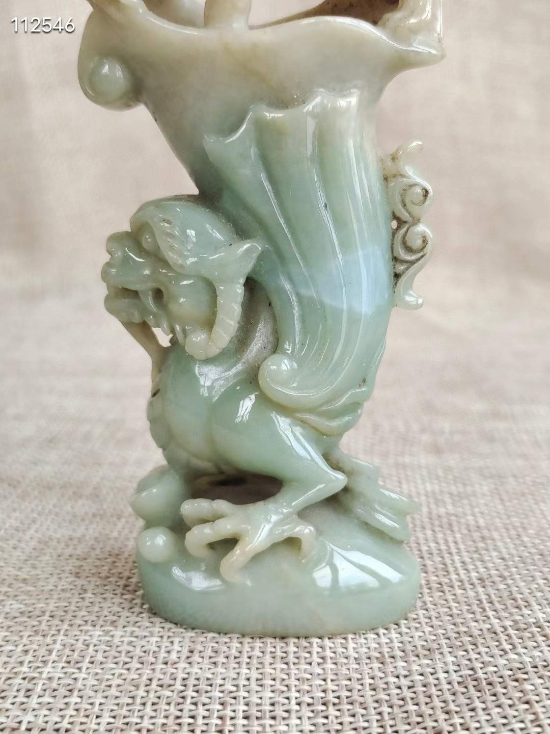 清 翡翠俏色瑞兽爵杯摆件 规格：高10厘米，长5厘米，厚3.5厘米，重140.4克。 此件器物选料上成，雕工精湛，品相完美。