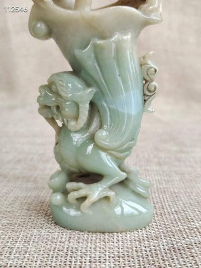 清 翡翠俏色瑞兽爵杯摆件 规格：高10厘米，长5厘米，厚3.5厘米，重140.4克。 此件器物选料上成，雕工精湛，品相完美。 清 翡翠俏色瑞兽爵杯摆件 规格：高10厘米，长5厘米，厚3.5厘米，重140.4克。 此件器物选料上成，雕工精湛，品相完美。