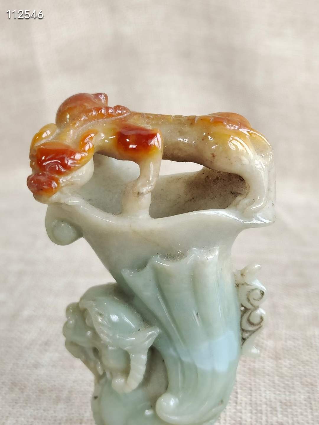 清 翡翠俏色瑞兽爵杯摆件 规格：高10厘米，长5厘米，厚3.5厘米，重140.4克。 此件器物选料上成，雕工精湛，品相完美。