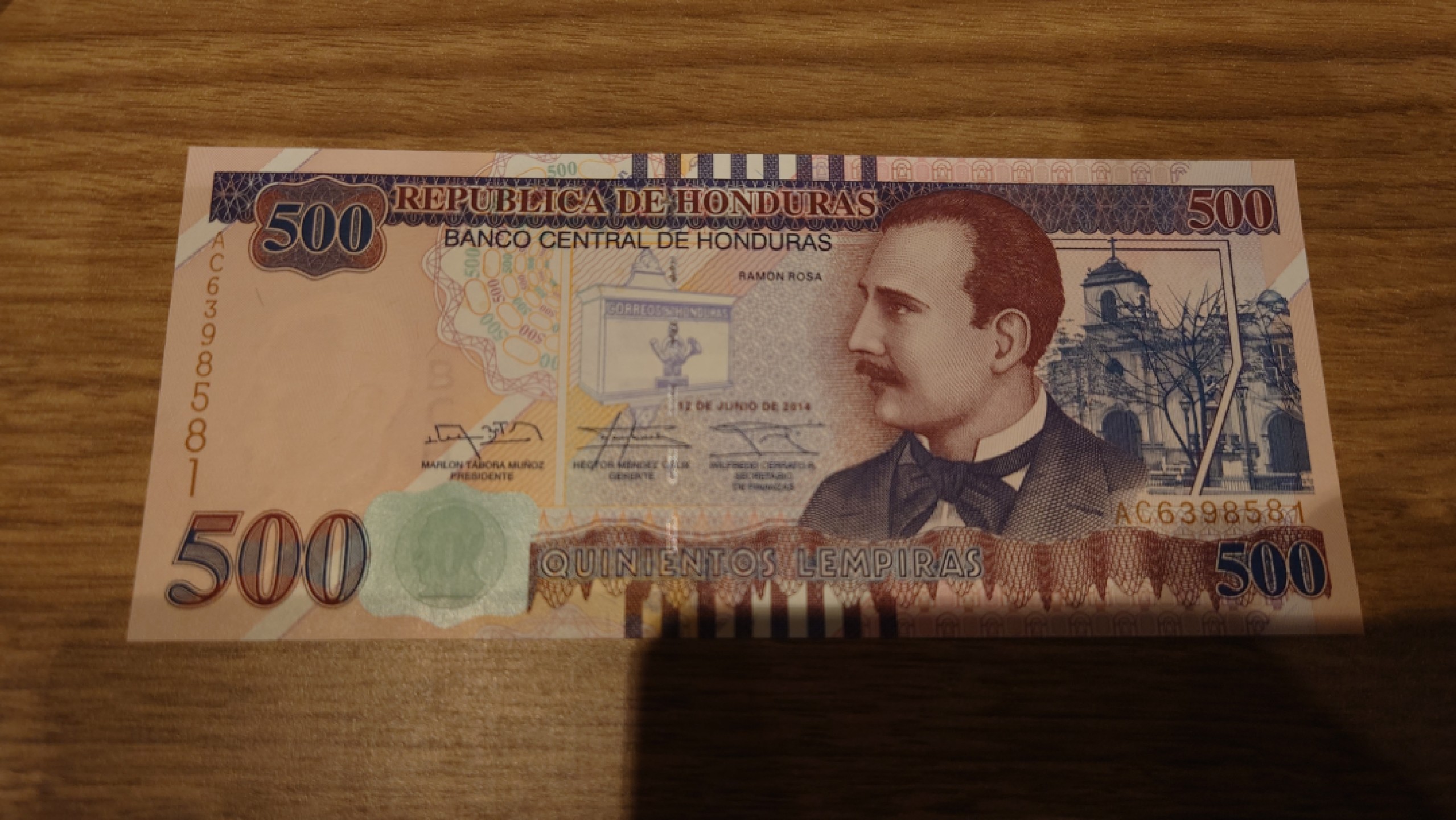 【世界钱币】精选微拍第63期暨2023年第十期 裸钞专场（有最新展会卖剩品种） 2014年洪都拉斯500元 全新绝品无47尾号581