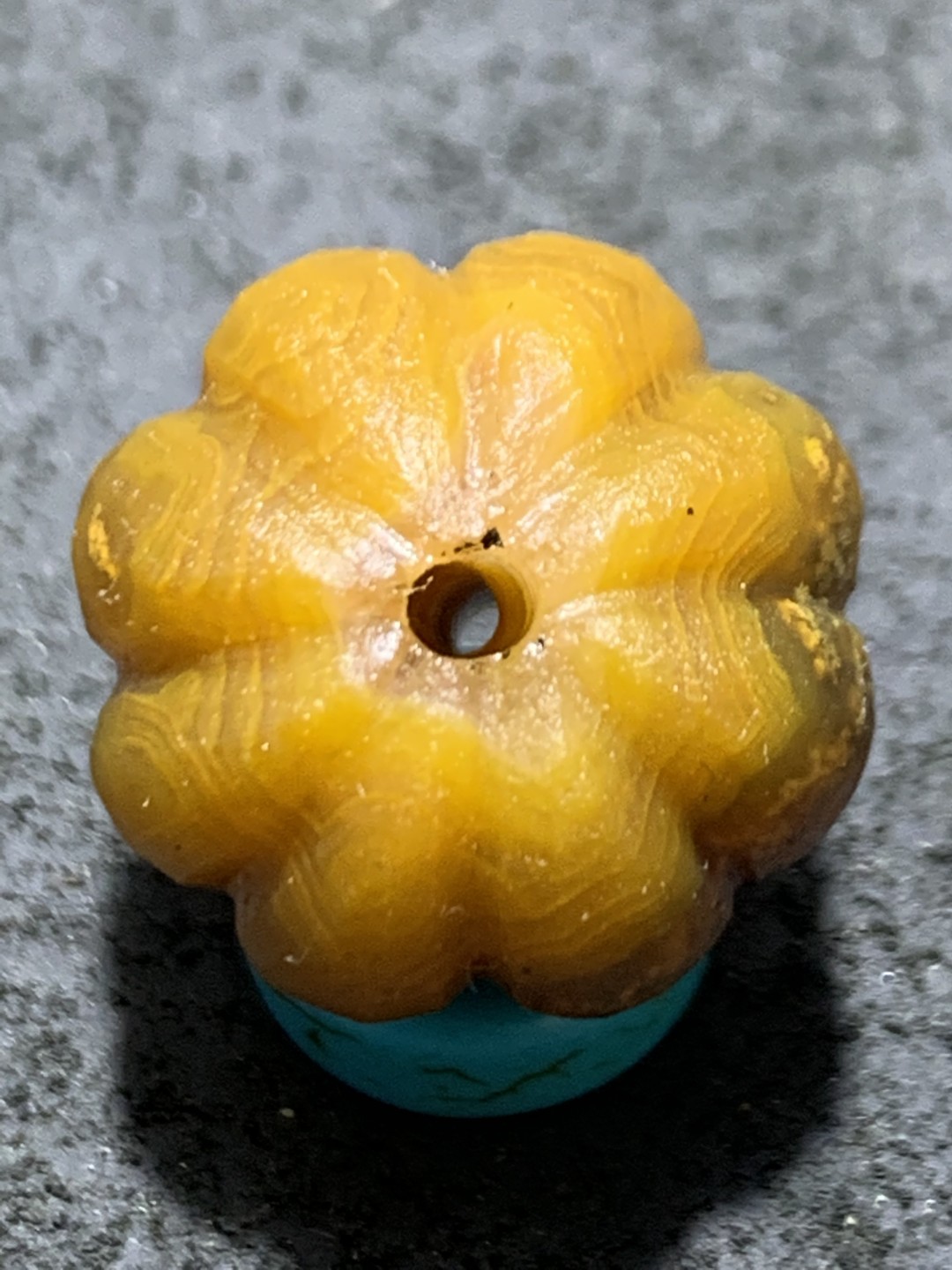 精美亚光草花纹战国红玛瑙手工雕刻瓜珠一颗！