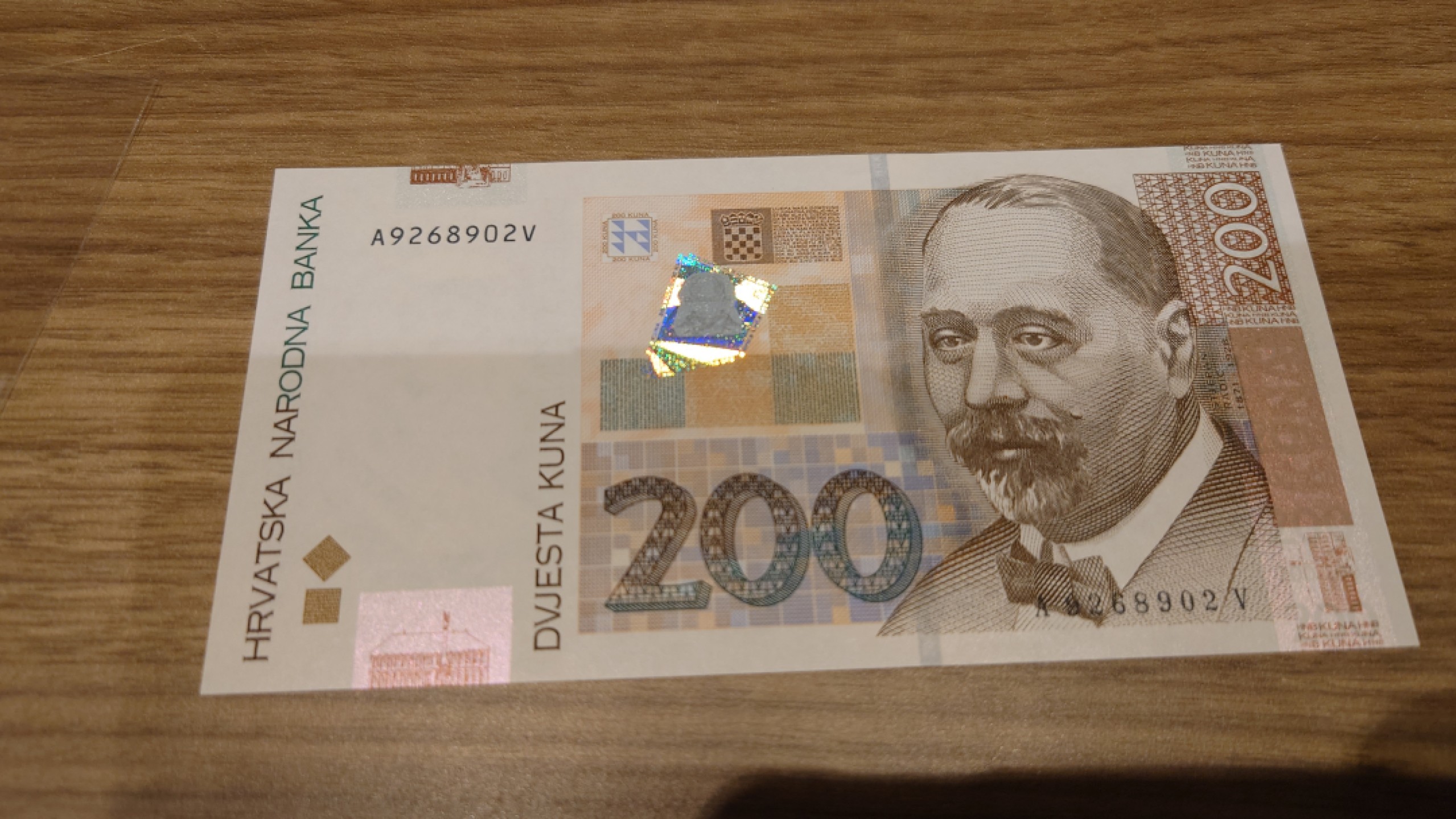 【世界钱币】精选微拍第63期暨2023年第十期 裸钞专场（有最新展会卖剩品种） 2012年克罗地亚200元 全新绝品无47尾号902