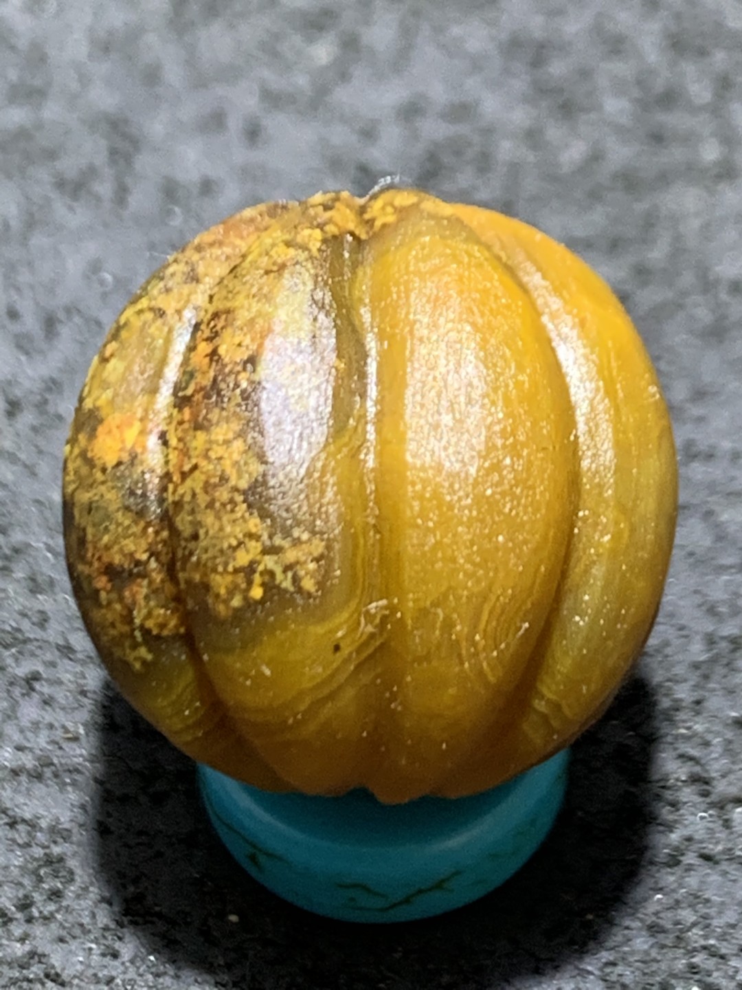 精美亚光草花纹战国红玛瑙手工雕刻瓜珠一颗！
