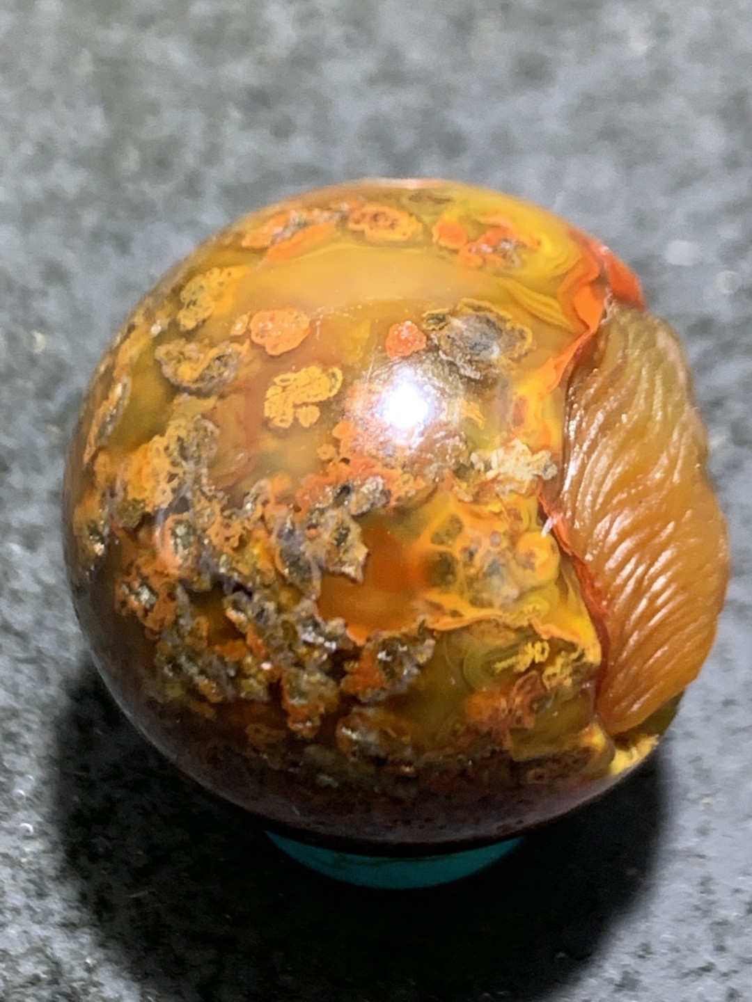 精美亚光原皮草花纹战国红玛瑙手工俏色巧雕鹰珠子一颗！
