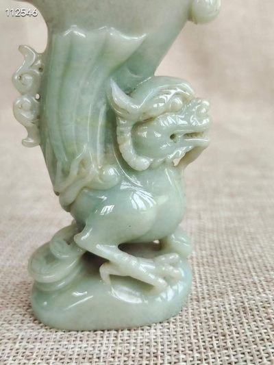 清 翡翠俏色瑞兽爵杯摆件 规格：高10厘米，长5厘米，厚3.5厘米，重140.4克。 此件器物选料上成，雕工精湛，品相完美。 清 翡翠俏色瑞兽爵杯摆件 规格：高10厘米，长5厘米，厚3.5厘米，重140.4克。 此件器物选料上成，雕工精湛，品相完美。