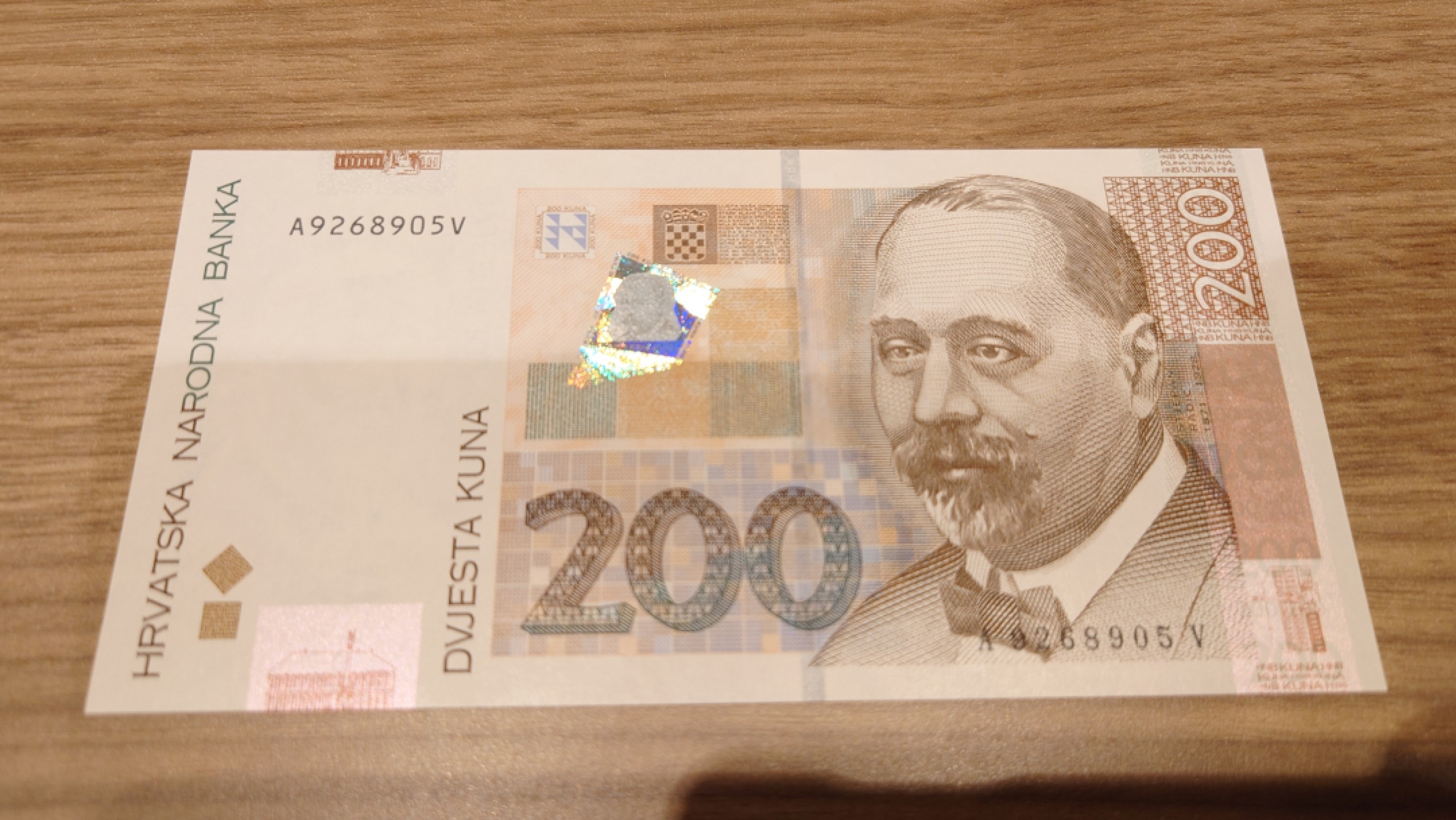 【世界钱币】精选微拍第63期暨2023年第十期 裸钞专场（有最新展会卖剩品种） 2012年克罗地亚200元 全新绝品无47尾号905