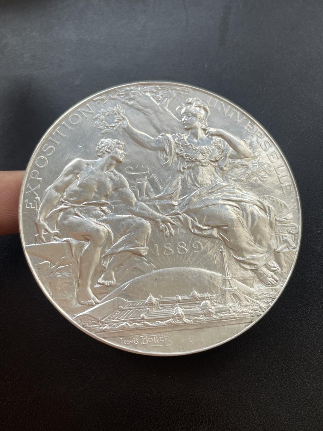 欧洲章牌-拍卖第24场 L.Bottée～1889年法国巴黎世博会镀银大铜章 直径：63mm