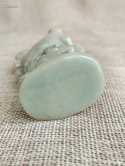 清 翡翠俏色瑞兽爵杯摆件 规格：高10厘米，长5厘米，厚3.5厘米，重140.4克。 此件器物选料上成，雕工精湛，品相完美。 清 翡翠俏色瑞兽爵杯摆件 规格：高10厘米，长5厘米，厚3.5厘米，重140.4克。 此件器物选料上成，雕工精湛，品相完美。