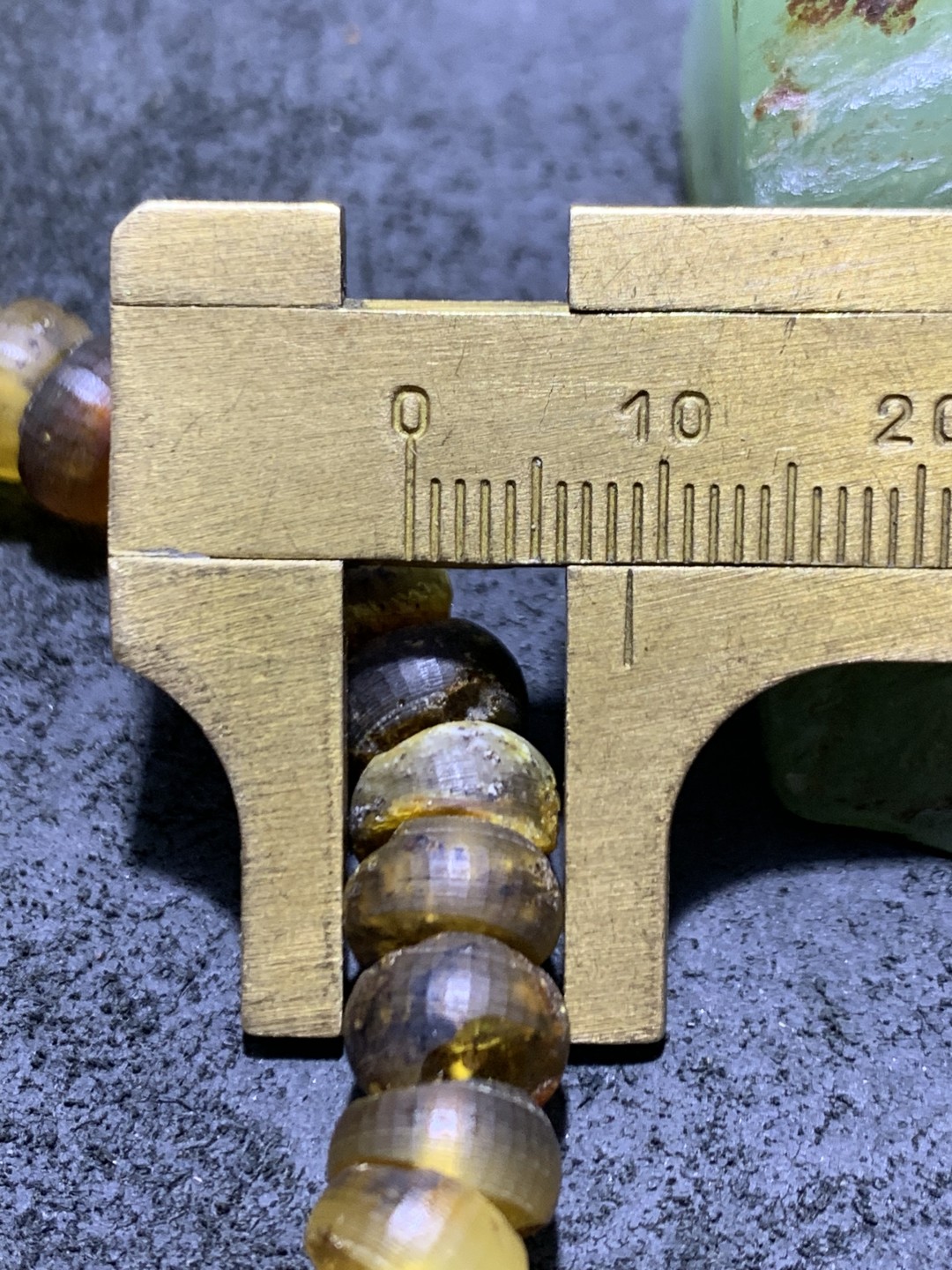 天然乌料蜜蜡隔片通货手串1条！