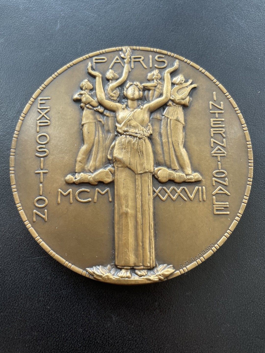 欧洲章牌-拍卖第24场 1937年法国巴黎世博会大铜章  直径：77 mm