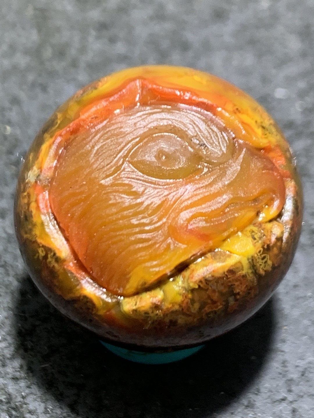 精美亚光原皮草花纹战国红玛瑙手工俏色巧雕鹰珠子一颗！