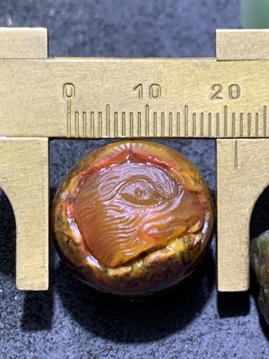 精美亚光原皮草花纹战国红玛瑙手工俏色巧雕鹰珠子一颗！