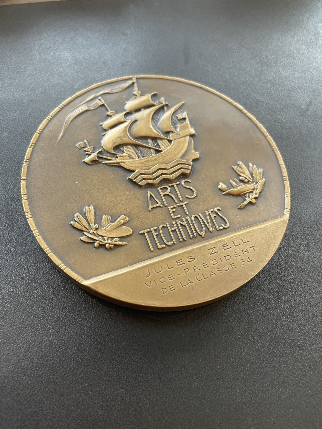 欧洲章牌-拍卖第24场 1937年法国巴黎世博会大铜章  直径：77 mm