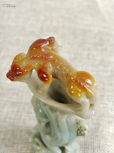 清 翡翠俏色瑞兽爵杯摆件 规格：高10厘米，长5厘米，厚3.5厘米，重140.4克。 此件器物选料上成，雕工精湛，品相完美。 清 翡翠俏色瑞兽爵杯摆件 规格：高10厘米，长5厘米，厚3.5厘米，重140.4克。 此件器物选料上成，雕工精湛，品相完美。