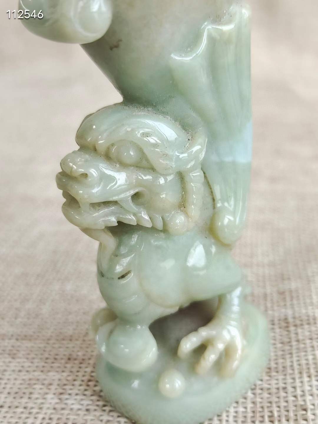 清 翡翠俏色瑞兽爵杯摆件 规格：高10厘米，长5厘米，厚3.5厘米，重140.4克。 此件器物选料上成，雕工精湛，品相完美。