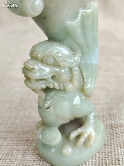 清 翡翠俏色瑞兽爵杯摆件 规格：高10厘米，长5厘米，厚3.5厘米，重140.4克。 此件器物选料上成，雕工精湛，品相完美。 清 翡翠俏色瑞兽爵杯摆件 规格：高10厘米，长5厘米，厚3.5厘米，重140.4克。 此件器物选料上成，雕工精湛，品相完美。