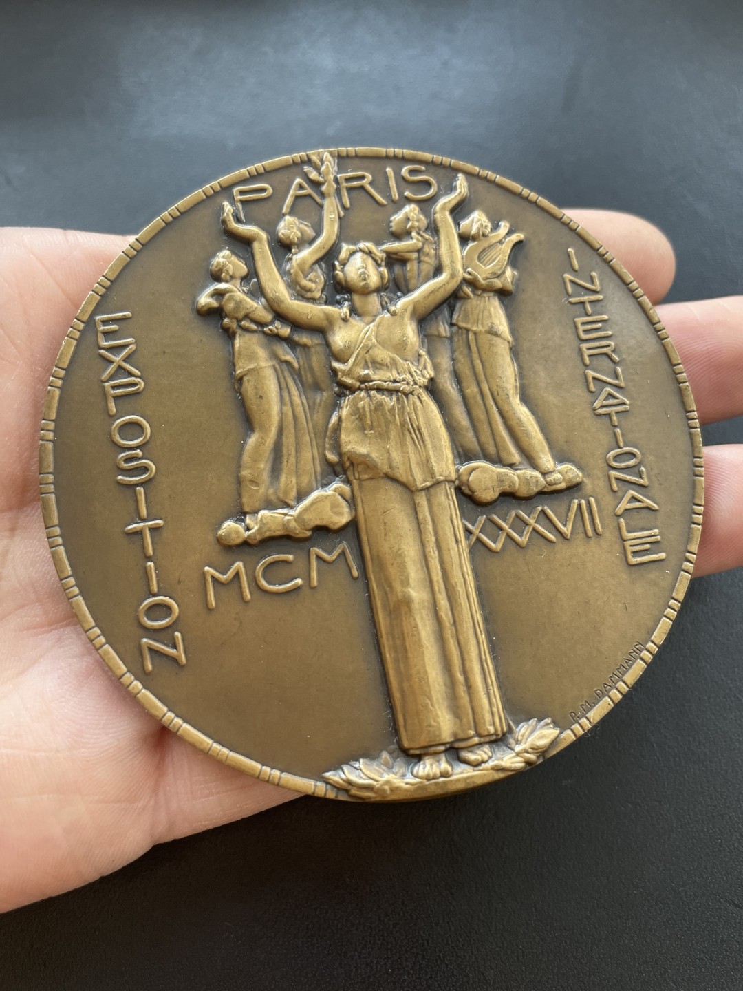 欧洲章牌-拍卖第24场 1937年法国巴黎世博会大铜章  直径：77 mm