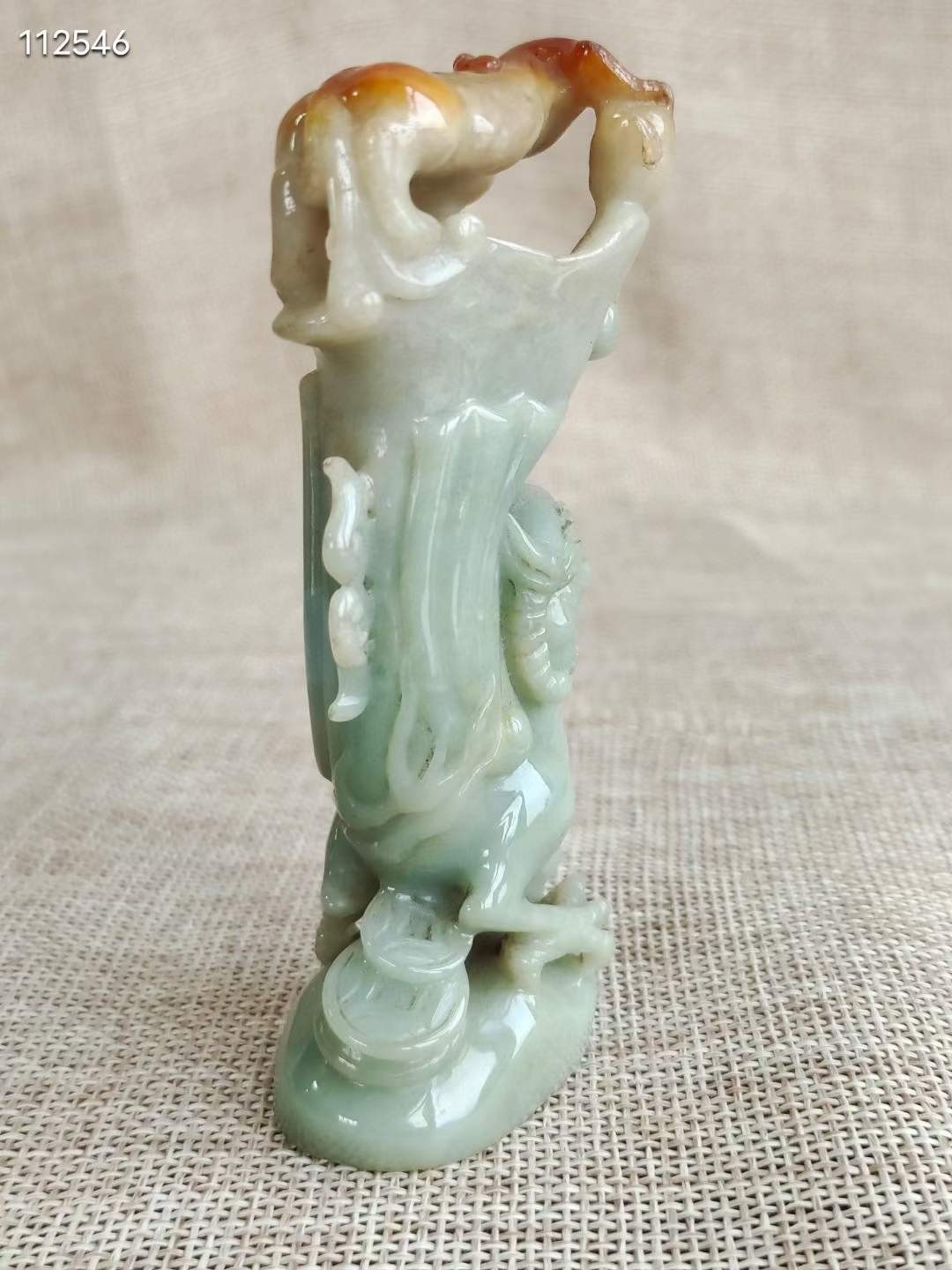 清 翡翠俏色瑞兽爵杯摆件 规格：高10厘米，长5厘米，厚3.5厘米，重140.4克。 此件器物选料上成，雕工精湛，品相完美。