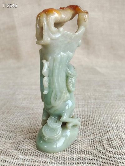 清 翡翠俏色瑞兽爵杯摆件 规格：高10厘米，长5厘米，厚3.5厘米，重140.4克。 此件器物选料上成，雕工精湛，品相完美。 清 翡翠俏色瑞兽爵杯摆件 规格：高10厘米，长5厘米，厚3.5厘米，重140.4克。 此件器物选料上成，雕工精湛，品相完美。