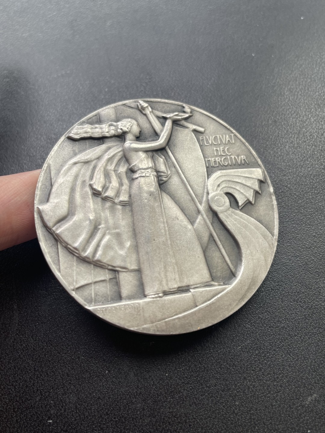 欧洲章牌-拍卖第24场 P.M.Dammann～法国装饰风格银奖章 直径：50 mm ，57.3 g