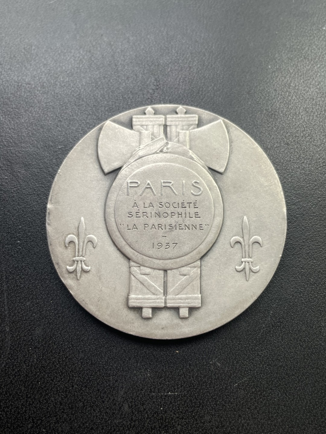 欧洲章牌-拍卖第24场 P.M.Dammann～法国装饰风格银奖章 直径：50 mm ，57.3 g