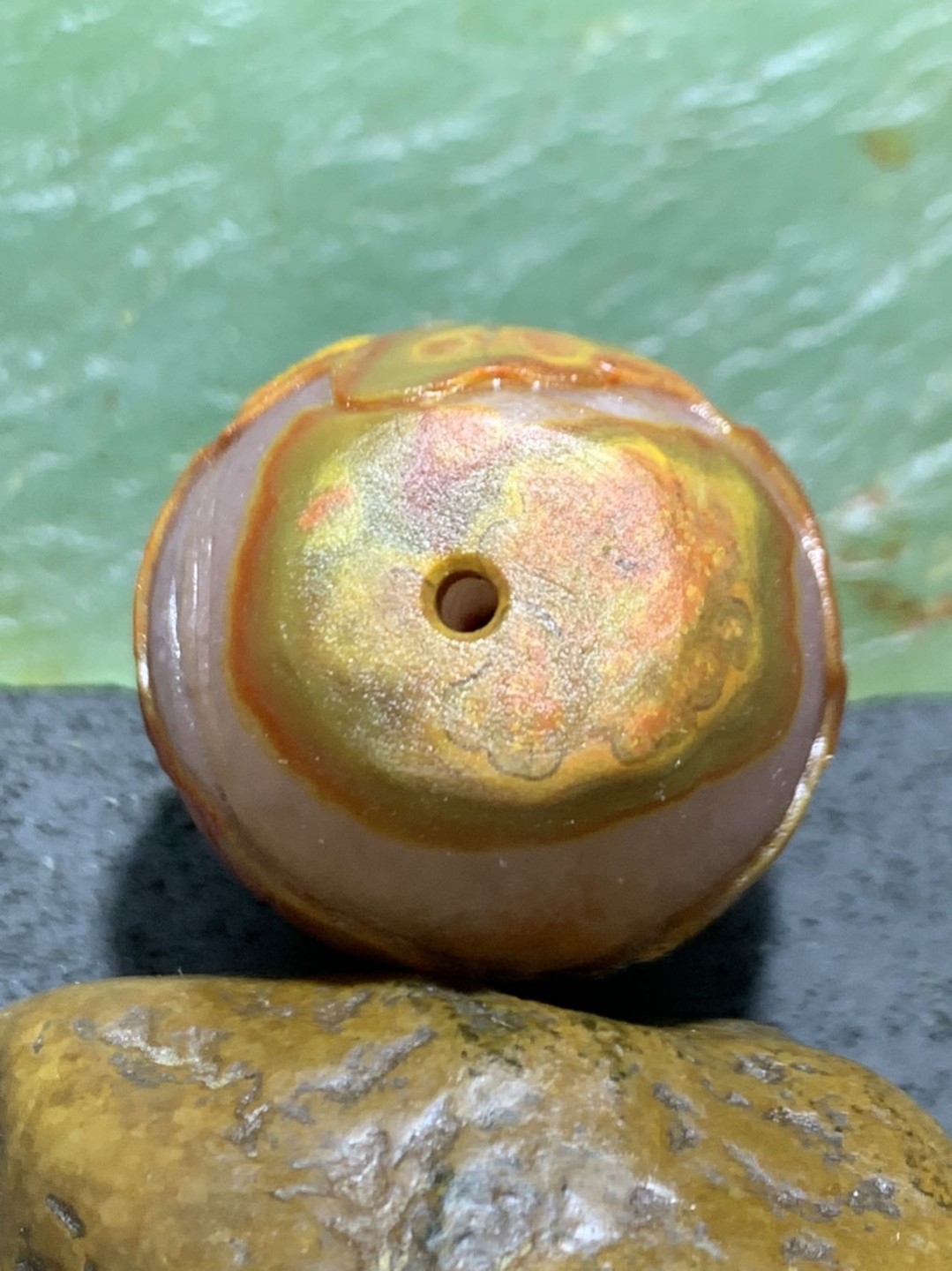 精美亚光冰飘战国红玛瑙手工雕刻春蚕大勒子一个，