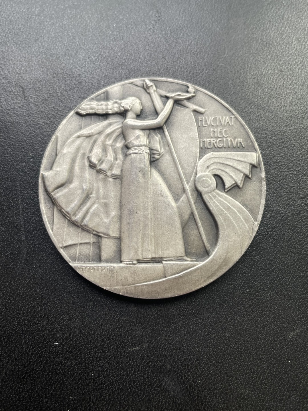 欧洲章牌-拍卖第24场 P.M.Dammann～法国装饰风格银奖章 直径：50 mm ，57.3 g