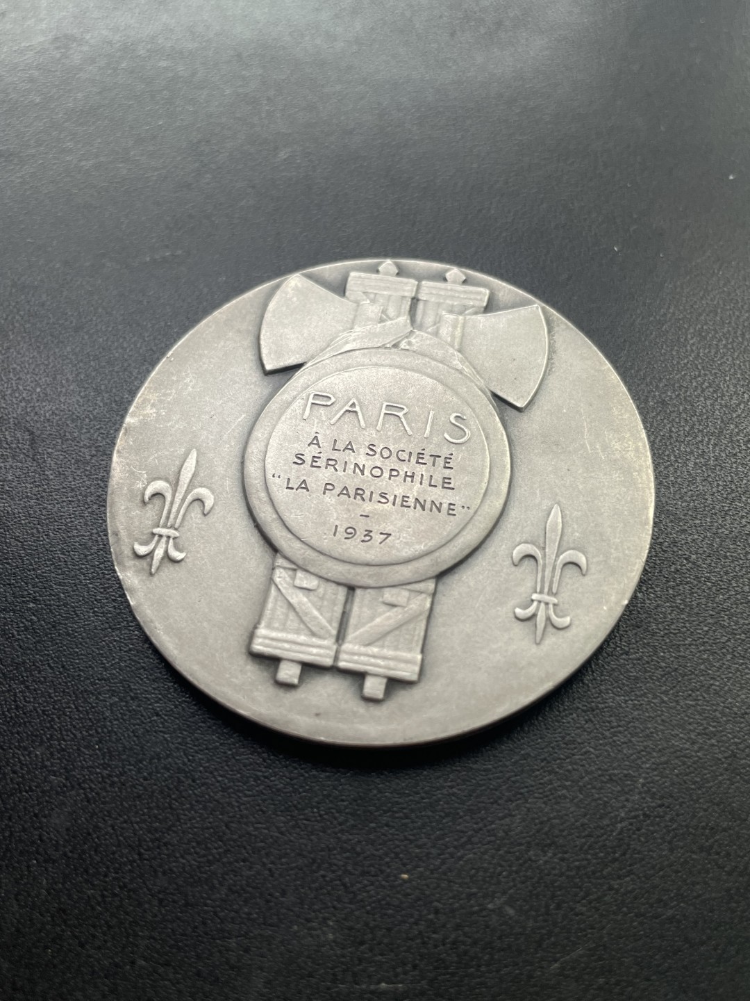 欧洲章牌-拍卖第24场 P.M.Dammann～法国装饰风格银奖章 直径：50 mm ，57.3 g