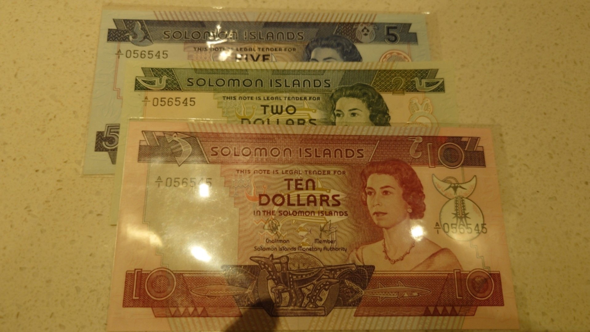 【世界钱币】精选微拍第63期暨2023年第十期 裸钞专场（有最新展会卖剩品种） 1977所罗门群岛头版纸币 2-5-10三张全同号 全新绝品
