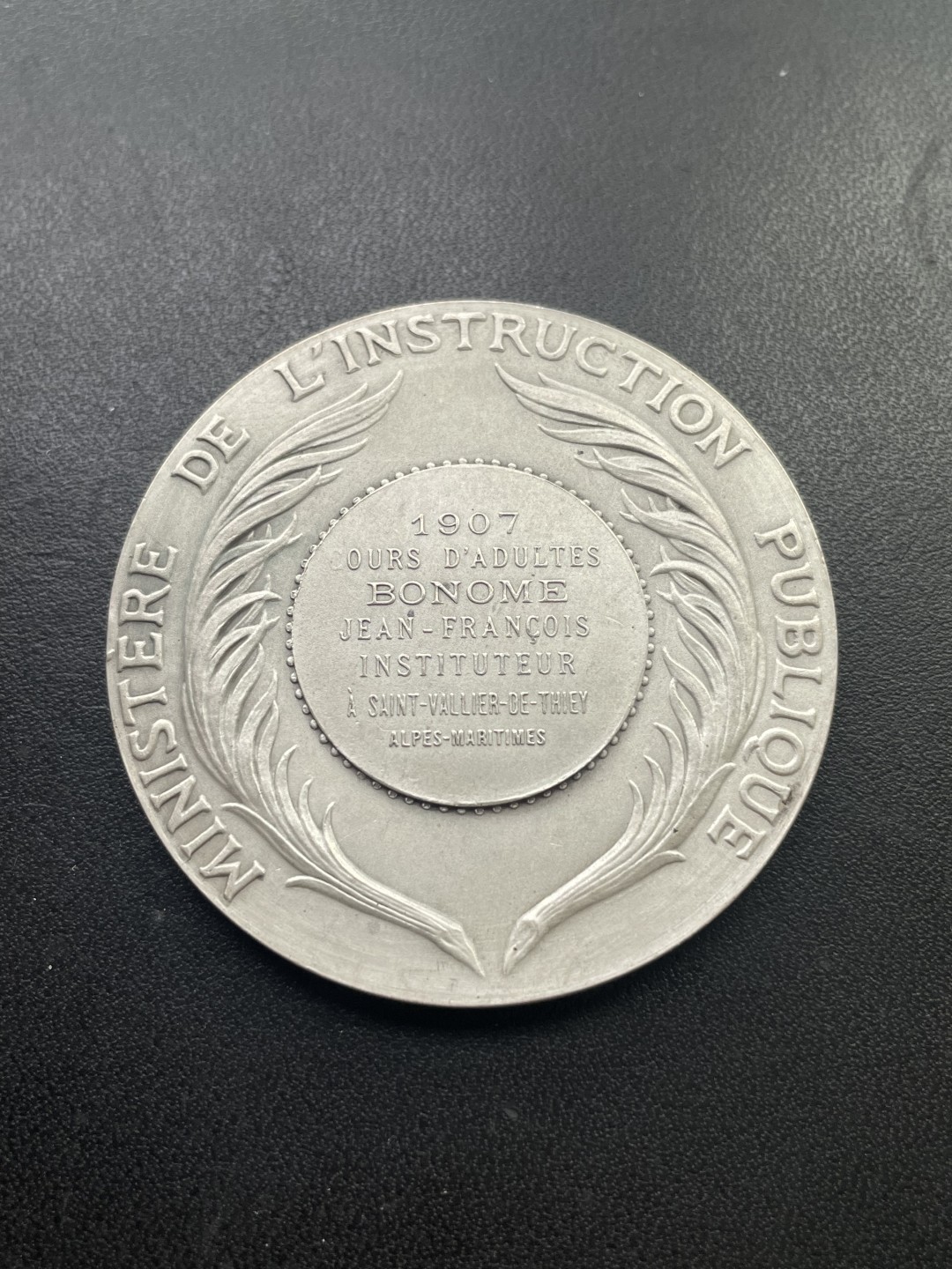 欧洲章牌-拍卖第24场 A.Dubois～1907年法国公共教育银奖章 直径：50 mm ，62 g