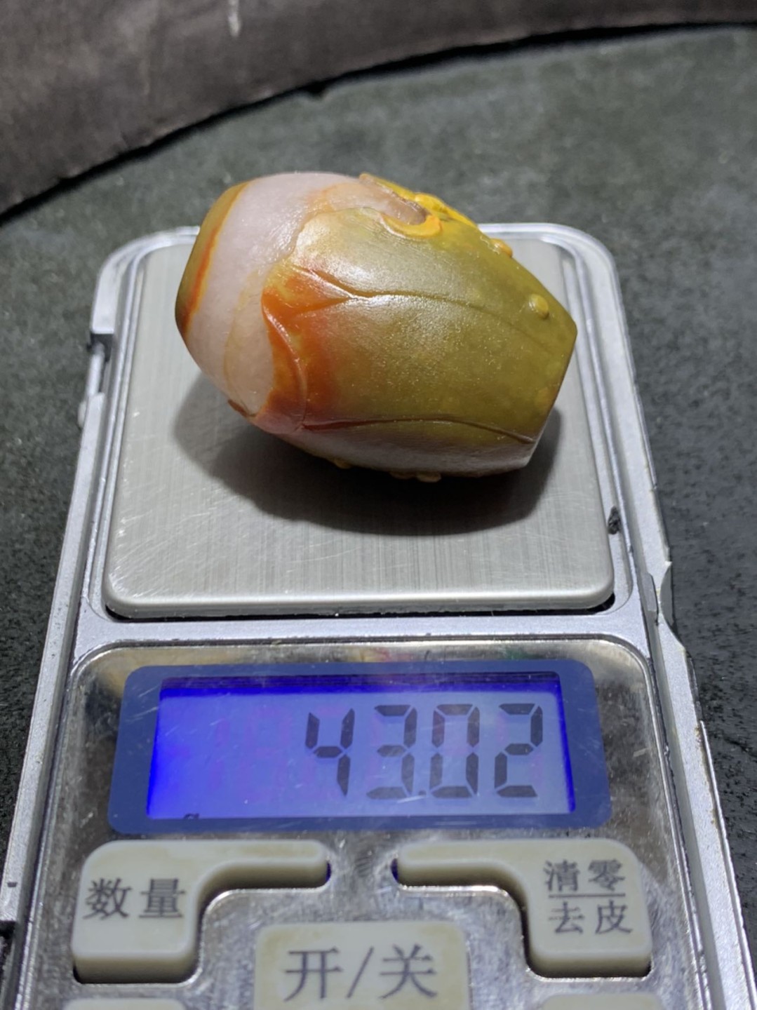 精美亚光冰飘战国红玛瑙手工雕刻春蚕大勒子一个，