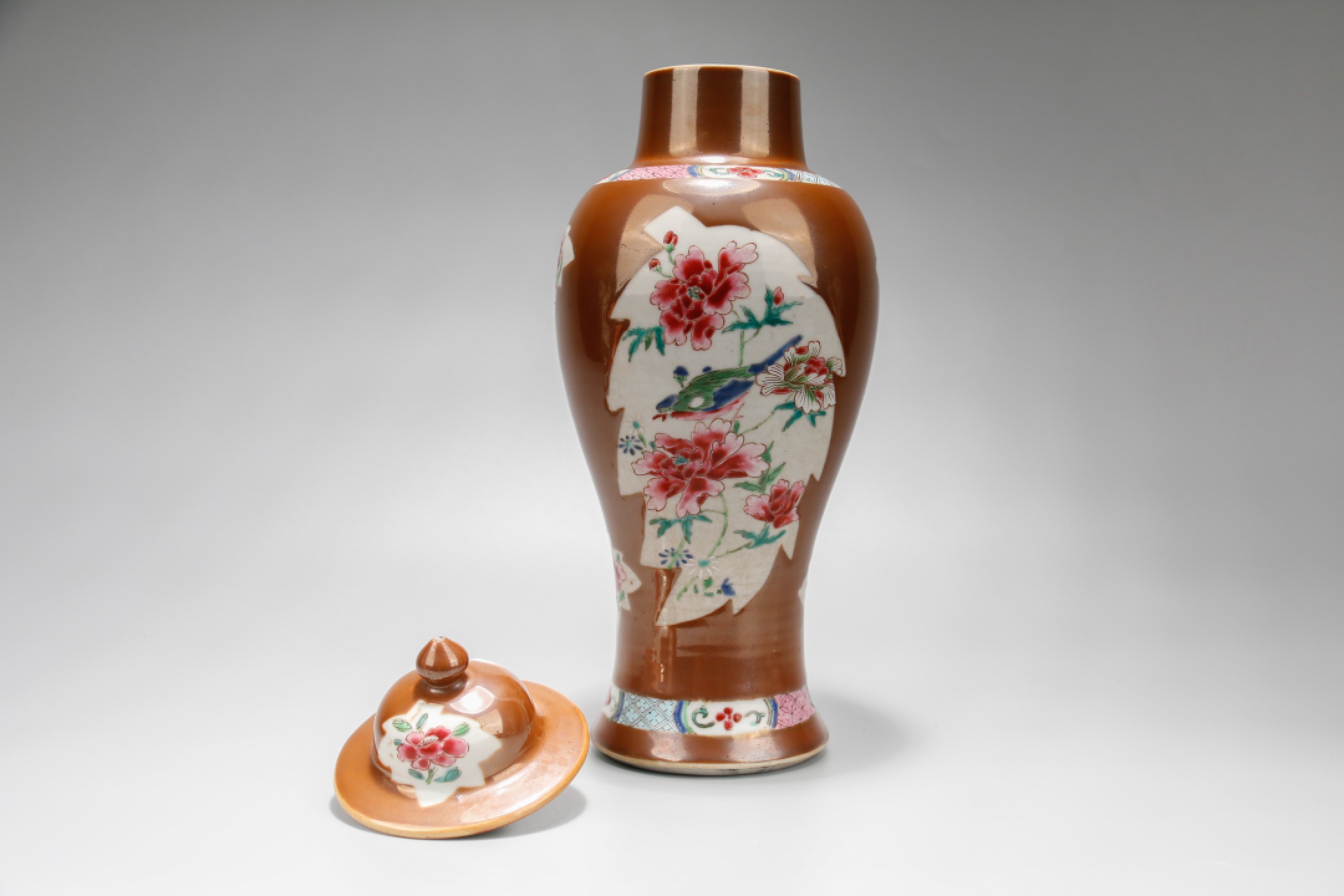 2023惠民拍卖会——国升推荐专场 紫金釉开光粉彩锦鸡牡丹纹瓶及花觚一对 清中期 尺寸不一