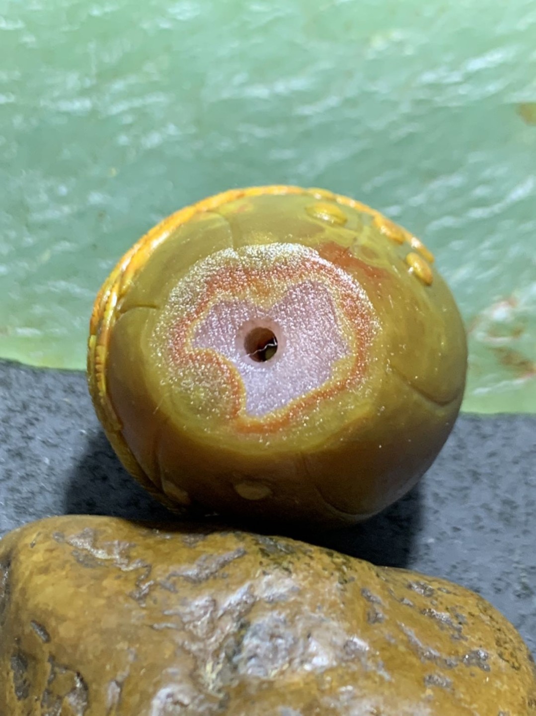 精美亚光冰飘战国红玛瑙手工雕刻春蚕大勒子一个，