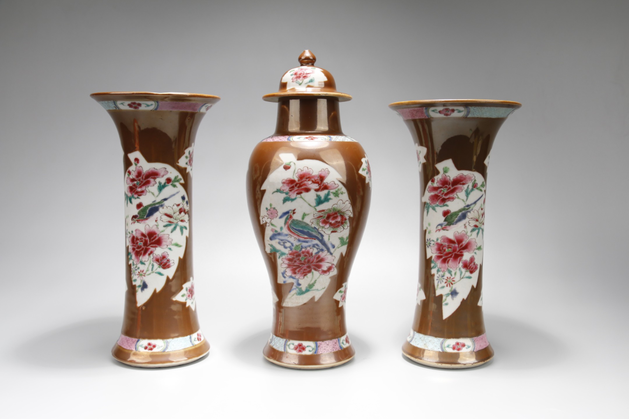 2023惠民拍卖会——国升推荐专场 紫金釉开光粉彩锦鸡牡丹纹瓶及花觚一对 清中期 尺寸不一