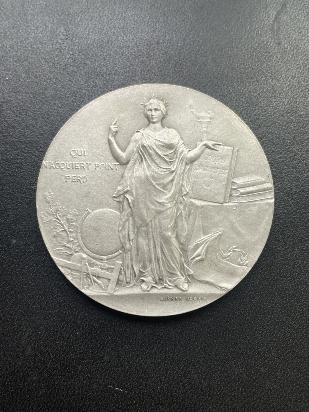 欧洲章牌-拍卖第24场 A.Dubois～1907年法国公共教育银奖章 直径：50 mm ，62 g