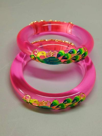 漆器盒装景泰蓝银鎏金宝石手镯 ，晶莹剔透，光彩夺目，硬度达九以上，精美漂亮，佩戴大气！重240克 漆器盒装景泰蓝银鎏金宝石手镯 ，晶莹剔透，光彩夺目，硬度达九以上，精美漂亮，佩戴大气！重240克