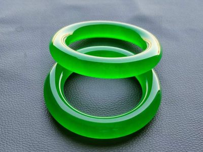 老刺绣盒装顶级冰种帝王绿翡翠手镯，水头足，质地细腻纯净无瑕疵，颜色为纯正、明亮、浓郁、非常漂亮。重238克 老刺绣盒装顶级冰种帝王绿翡翠手镯，水头足，质地细腻纯净无瑕疵，颜色为纯正、明亮、浓郁、非常漂亮。重238克